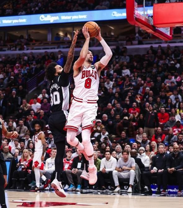 马刺翻盘吉林队,拉文关键制胜 马刺翻盘吉林队,拉文关键制胜