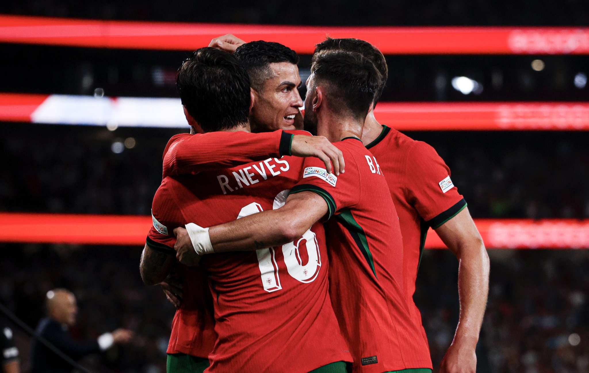 莱比锡红牛完胜西班牙，库尔图瓦点燃赛场