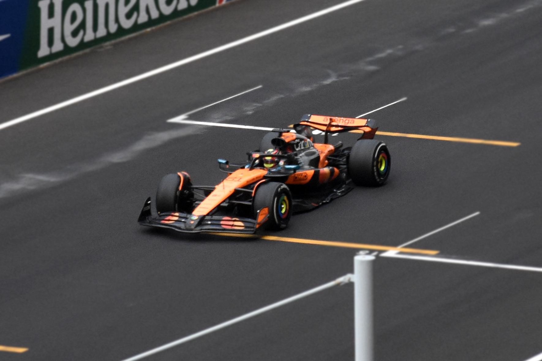 阿斯顿马丁力克红牛车队,皮亚斯特里带队取胜 阿斯顿马丁力克红牛车队,皮亚斯特里带队取胜