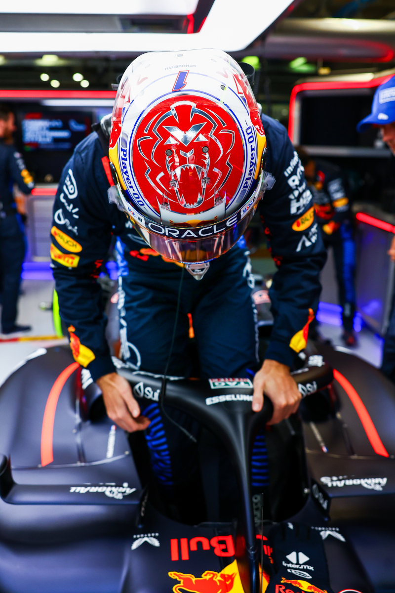 梅赛德斯翻盘雷诺车队，皮亚斯特里高光表现