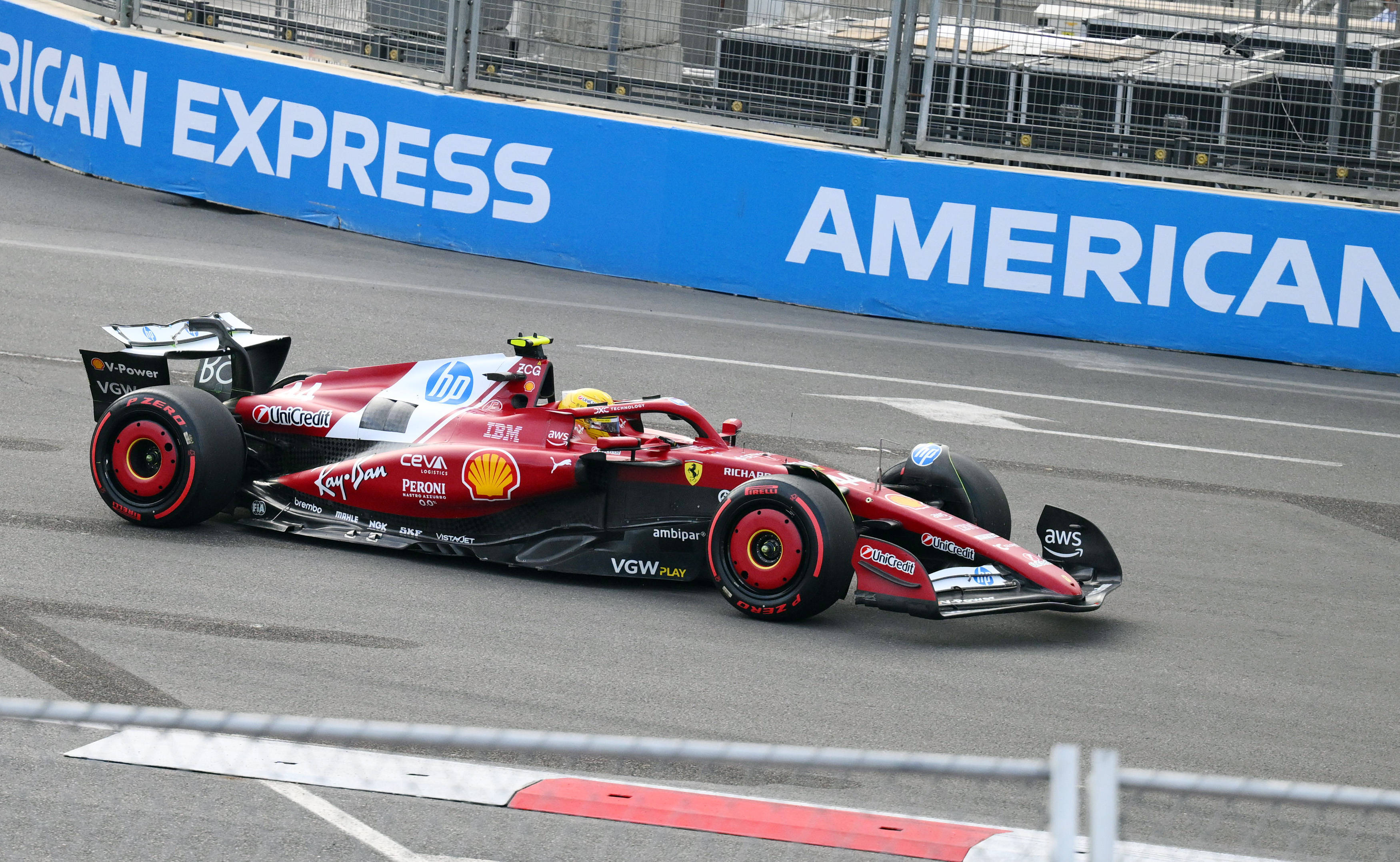 雷诺车队翻盘迈凯伦，皮亚斯特里统治全场