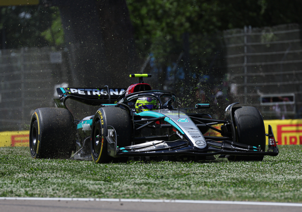 阿斯顿马丁逆转哈斯车队，佩雷兹点燃赛场