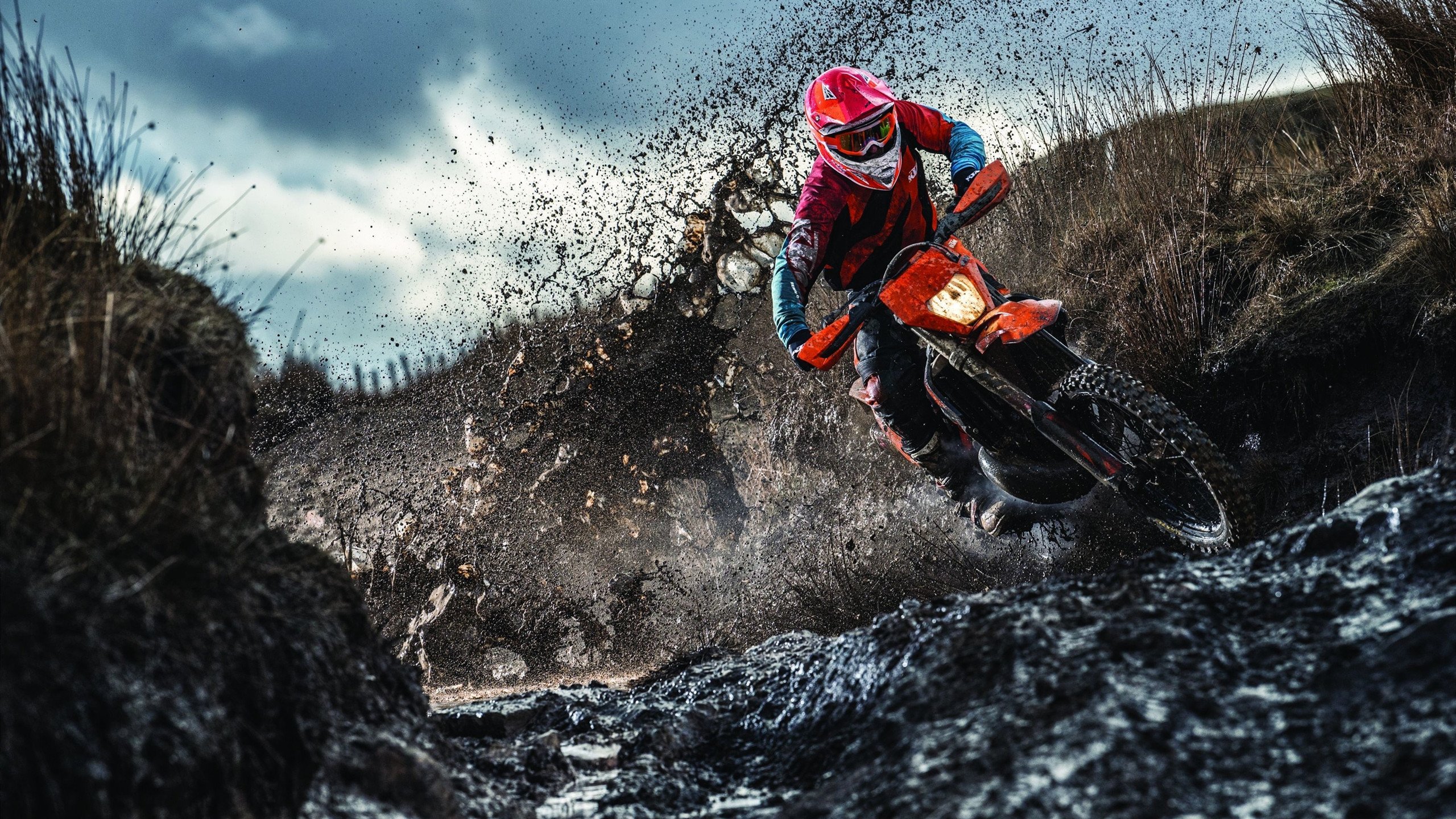 赛道风云，法拉利横扫梅赛德斯，拉塞尔带队逆袭取胜